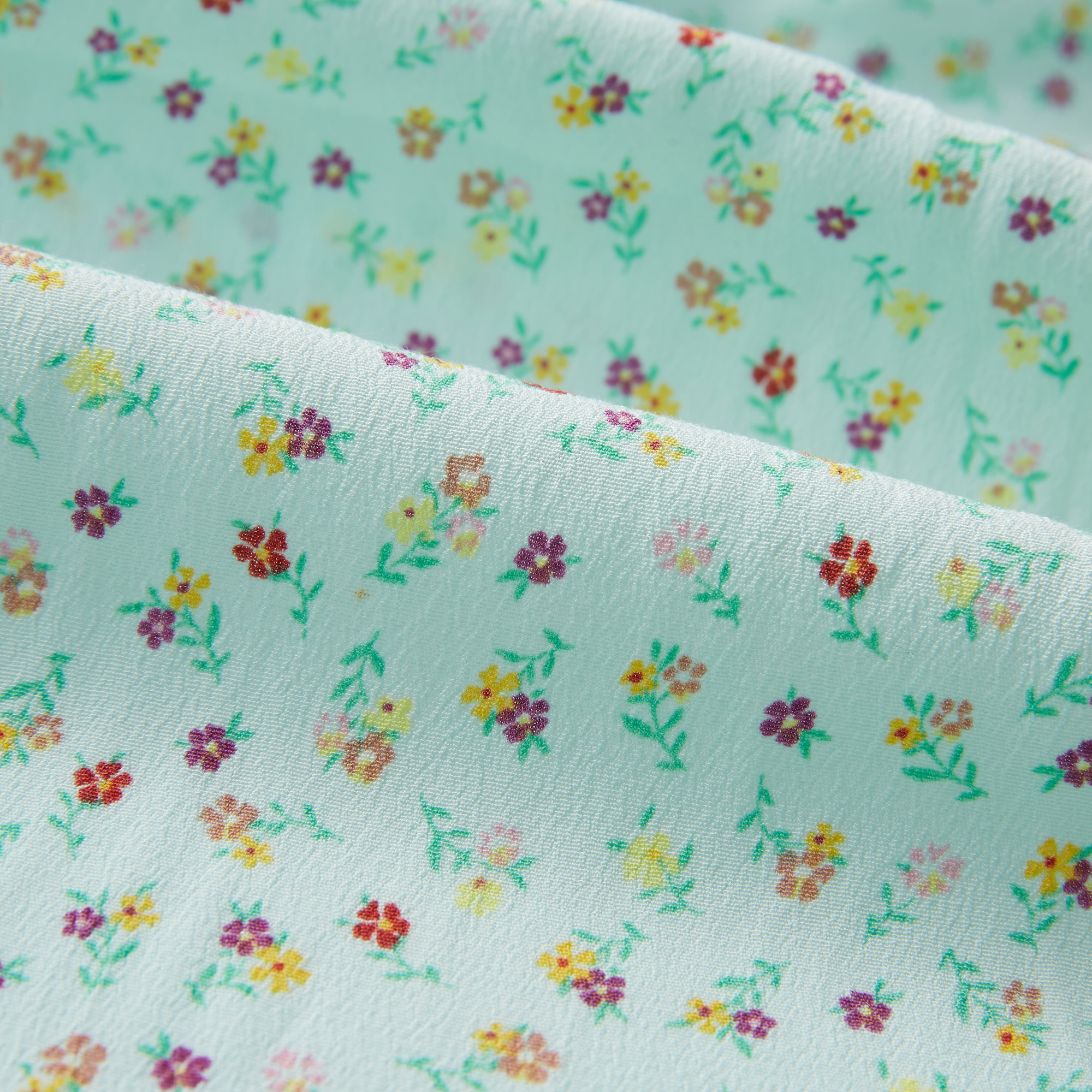 Crepe com estampa de flores pequenas 53% viscose 47% rayon top pastoral e tecido clássico